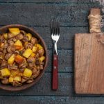 Печень, запеченная с луком и яблоками: все соки остаются внутри