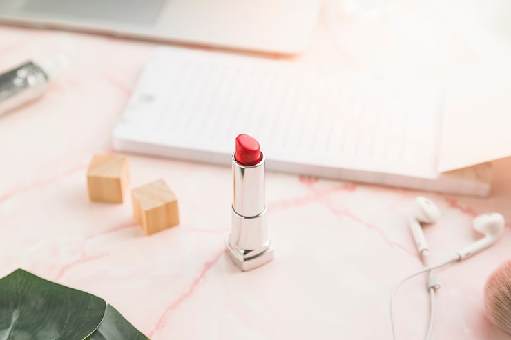 Новинки недели: экологичная помада, шампунь с эффектом облегчения расчесывания и другие продукты