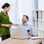 Отношения с коллегой: стоит ли рисковать?