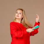 Как сохранить красоту волос осенью и зимой: советы от BURO.