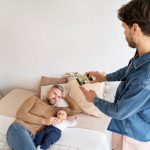 Мужчина оставил жену с новорожденным сыном по телефону спустя два дня после рождения. Женщина пыталась вернуть его, делая все, что в ее силах.