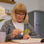 Как помочь бабушке сохранить ясность ума: простые упражнения для профилактики деменции