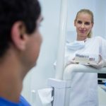 «Можно ли нырять с имплантами?» и другие частые вопросы пластическим хирургам