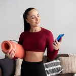 Олимпийская чемпионка показывает, как тренироваться дома без специального оборудования и приложений