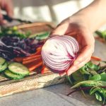 Когда свёкла опасна: кому не стоит есть её сырой