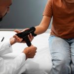 Врач, подозреваемый в смерти Мэттью Перри, признал свою вину